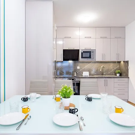 - Free Parking - Large Balcony Apartment *
