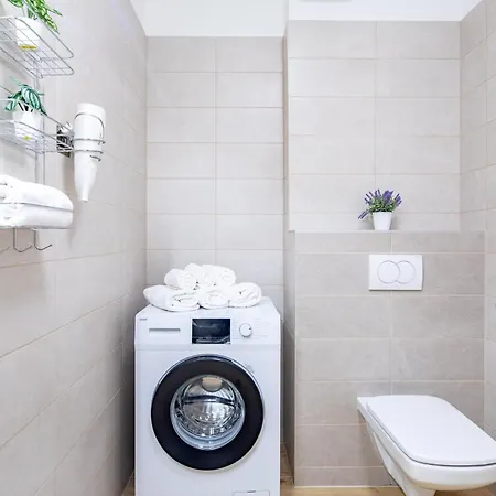 - Free Parking - Large Balcony Apartment